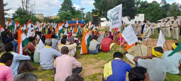 फर्जी ग्रामसभा प्रस्ताव व एफआईआर समेत  कई मुद्दों पर धरना-प्रदर्शन, सौंपा ज्ञापन