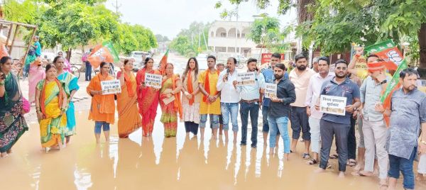 समस्याओं को लेकर युवा मोर्चा का पानी में खड़े होकर प्रदर्शन