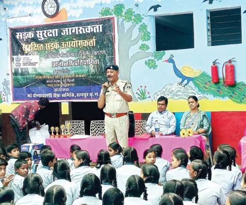 बच्चों ने बैनर-पोस्टर बनाकर यातायात के नियमों को जाना