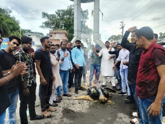 मणिपुर घटना के विरोध में युवक कांग्रेस ने पीएम का पुतला फूंका