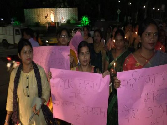 मणिपुर घटना पर महिला कांग्रेस ने कैंडल मार्च निकाल किया विरोध