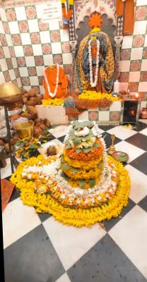 सिरपुर स्थित गंधेश्वर महादेव को फूलों से सजाया