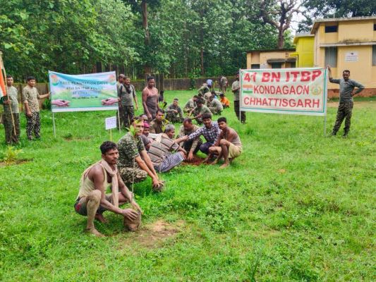 41वीं वाहिनी ‘ब’ समवाय सीओबी काकोड़ी के पदाधिकारियों ने रौपे पौधे