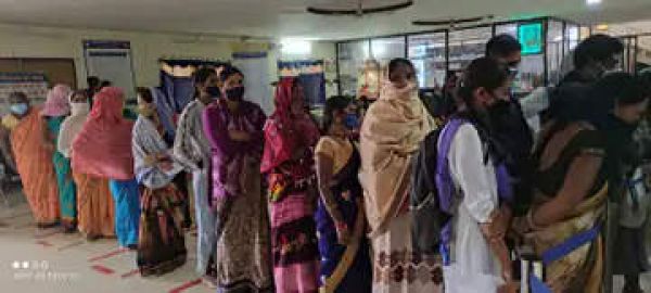 जिले में अब तक आई फ्लू के हजार  मरीज मिले, अस्पताल में लगी भीड़
