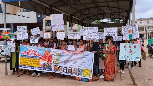 मणिपुर घटना के विरोध में आदिवासी समाज ने निकाली रैली, धरना-प्रदर्शन
