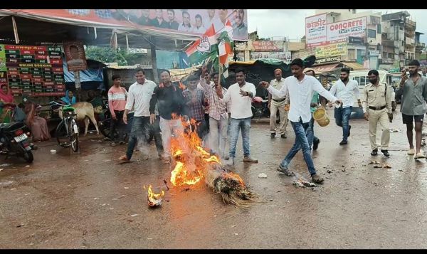 मणिपुर घटना के विरोध में युकां ने पीएम का पुतला फूंका