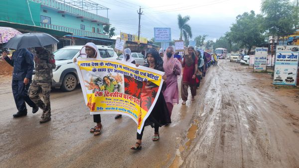 मणिपुर घटना के विरोध में आदिवासी युवाओं ने निकाली  मौन रैली, तहसीलदार को ज्ञापन