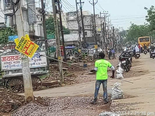 अवैध पोस्टर-होर्डिंग हटाने निगम ने चलाया अभियान