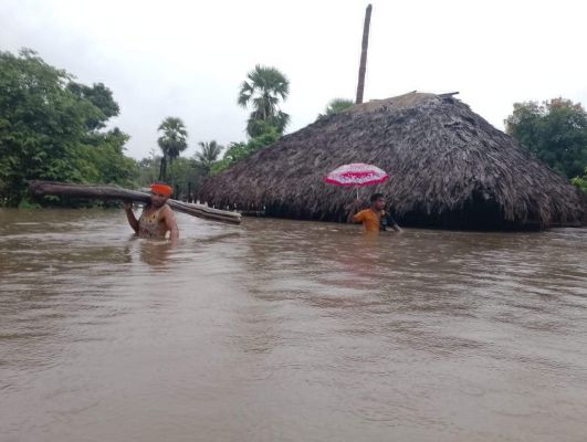 बाढ़ ने बढ़ाई मुसीबत, धर्मारम गांव के तीन दर्जन मकान जलमग्न, बीमार महिला की मौत