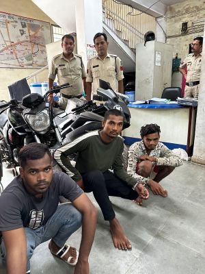 शहर से बाइक चोरी कर गांव में बेचने की तैयारी कर रहे चोर गिरफ्तार