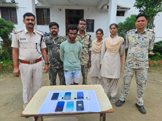 पुलिस ने बरामद किए लाख रुपए से अधिक के मोबाइल, एक बंदी