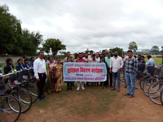 स्वामी आत्मानंद विद्यालय दहिकोंगा में छात्राओं को मिली साइकिल