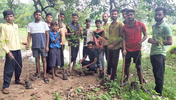 युवाओं ने पौधरोपण कर  संरक्षण का लिया संकल्प