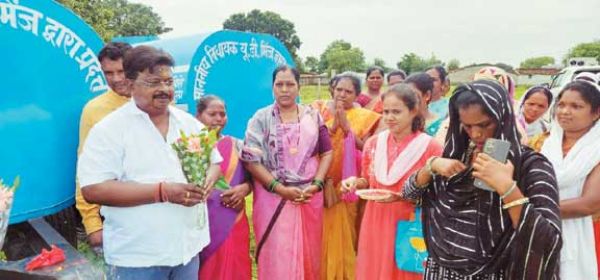 ग्रामीणों संग पूजा कर विधायक मिंज ने सौंपा तीन पानी टैंकर