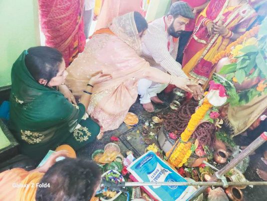 प्रबल प्रताप ने शिव मंदिर में किया रुद्राभिषेक पैर धोकर दो परिवारों की घर वापसी भी