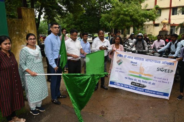 स्वीप कार्यक्रम, सायकल-बाईक रैली को कलेक्टर-एसपी ने हरी झंडी दिखाकर किया रवाना