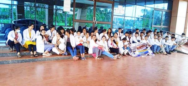 नांदगांव मेडिकल कॉलेज के आधे जूडो स्टाइपेंड में बढ़ोत्तरी को लेकर हड़ताल
