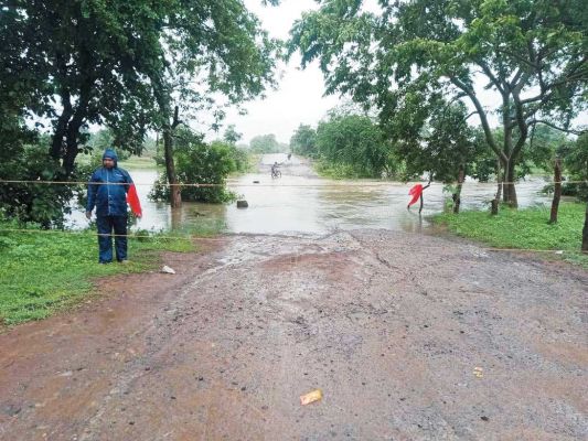 बाढ़ संभावित पुल पर आवागमन रोकने प्रशासन की टीम तैनात, गांवों में मुनादी