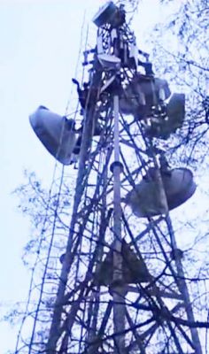 सडक़ नहीं बनने से नाराज पंच मोबाइल टावर पर जा चढ़ा, पुलिस की मदद से उतारा गया