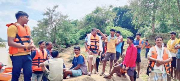 इंद्रावती में नाव पलटी, 6 तैरकर बाहर निकले,  एक ग्रामीण का 30 घंटे बाद भी सुराग नहीं