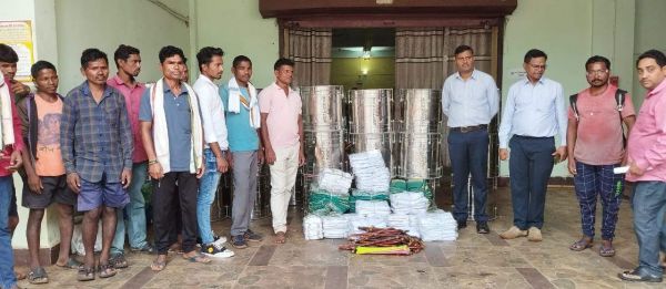 एनएमडीसी किरंदुल ने गांवों  में वितरित किए सामान