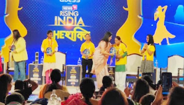 महासमुंद की हीना संग देश की  4 छात्राओं को राष्ट्रपति के हाथों सेटेलाइट गर्ल का खिताब