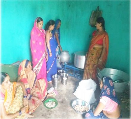 रीपा दुलदुला में स्व-सहायता समूह की महिलाओं को बर्तन सेट एवं टेंट हाउस का मिला काम