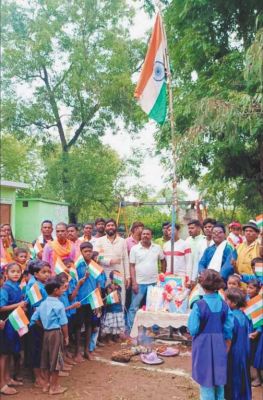  संकुल केन्द्र करगीकला में जीवन मिश्रा ने किया ध्वजारोहण