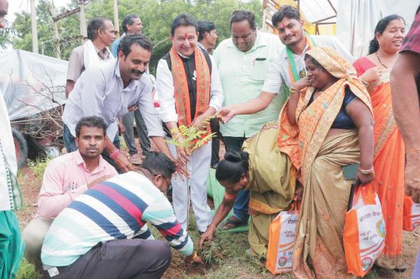भाजपा नेता डॉ. सम्पत गांव-गांव कर रहे वृक्षारोपण