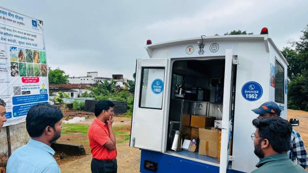 मोबाईल पशु चिकित्सा  इकाई वाहन का कलेक्टर  ने किया मुआयना