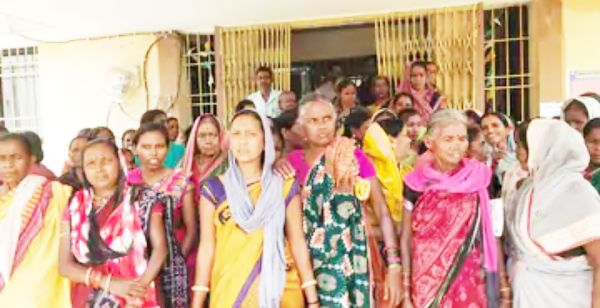 देवलभांठा गांव में तीन दिन से बिजली नहीं, गुस्साए ग्रामीणों ने दफ्तर घेरा