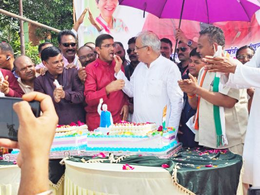 मुख्यमंत्री भूपेश के जन्मदिन में नवाज  हजारों समर्थकों के साथ पहुंचे रायपुर