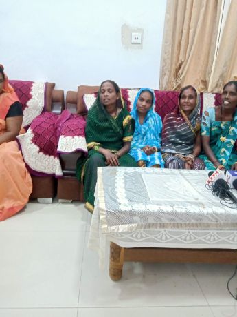लोन के नाम पर कुकुरमुड़ा के महिला समूह से ठगी, अब तक नहीं लौटाई रकम महिलाओं ने प्रशासन से लगाई गुहार