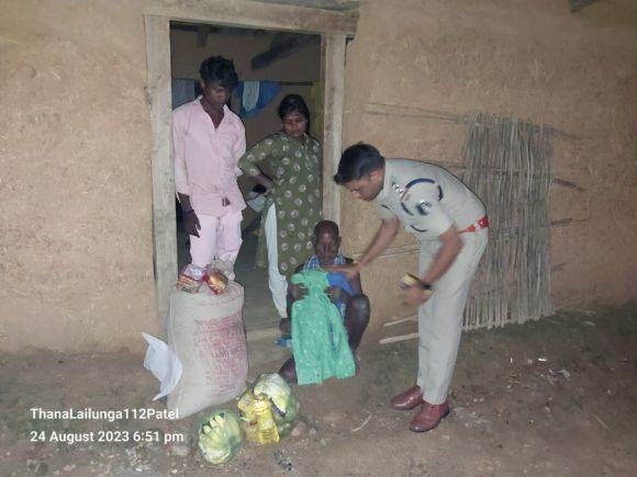टीआई ने वृद्ध ग्रामीण के घर पहुंच कर की मदद 