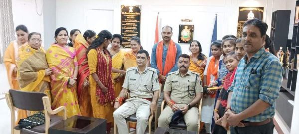 विहिप मातृशक्ति दुर्गावाहिनी की बहनों ने एसपी  और पुलिसकर्मियों को बांधा रक्षा सूत्र