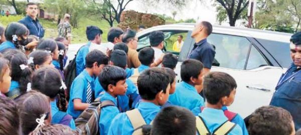स्कूली बच्चों ने मंत्री का काफिला रोका, कहा-हमारी मांगें पूरी करो