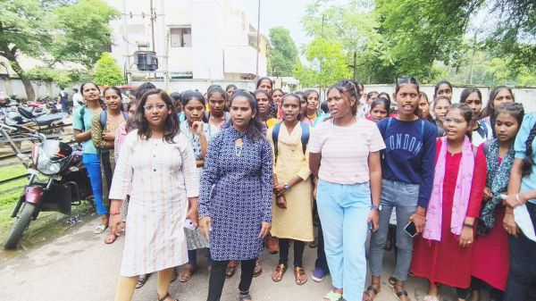 अभाविप की छात्राएं मंदिर हसौद रेपकांड के विरोध में उतरी
