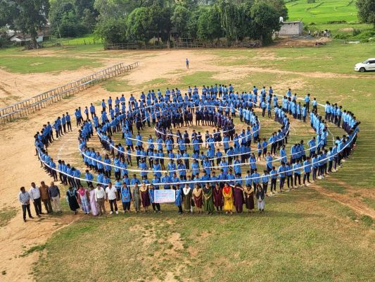 बनियागांव में स्कूली छात्र-छात्राओं ने मतदाता जागरूकता के लिए बनाई मानव श्रृंखला