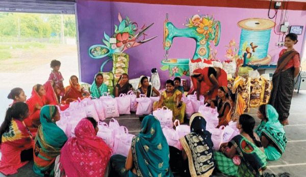 रीपा में महिलाएं टीबी मरीजों के लिए तैयार कर रही पोषण आहार किट