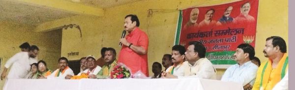 भाजपा घोषणा पत्र समिति के प्रमुख विजय बघेल कार्यकर्ताओं की मन की बात जानने पहुंचे सीतापुर
