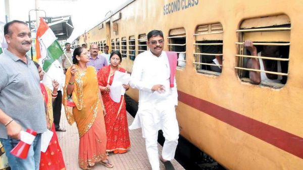 ट्रेन रद्द करने व स्टॉपेज नहीं देने पर कांग्रेस का प्रदर्शन