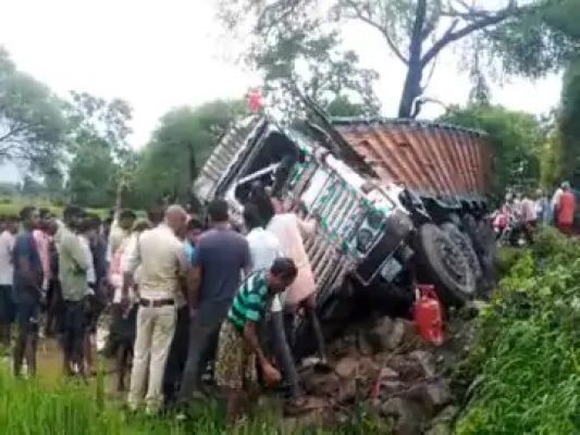 बेकाबू ट्रक पेड़ से टकराई, फंसे ड्राइवर की मौत  टायर पंचर होने से अनियंत्रित हो गया था वाहन