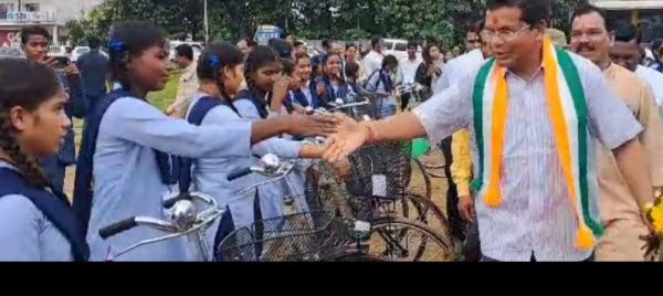 मरकाम के हाथों छात्राओं को मिली साइकिल