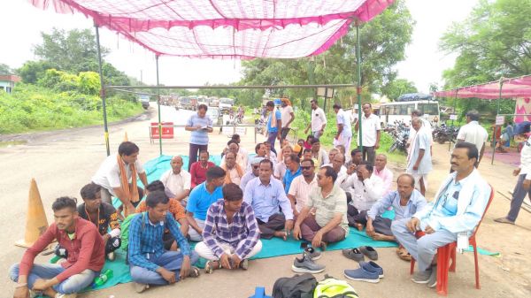 एनटीपीसी लारा प्रबंधन के खिलाफ ओडिशा में आंदोलन, एनएच49 को बाधित कर सडक़ पर प्रभावित