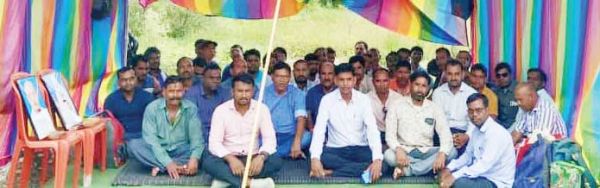 शक्कर कारखाना के संविदा कर्मी बेमुद्दत हड़ताल पर  