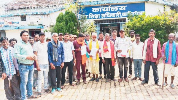 शिक्षकों की मांग, जैतपुरी के ग्रामीण पहुंचे कलेक्टोरेट व डीईओ कार्यालय