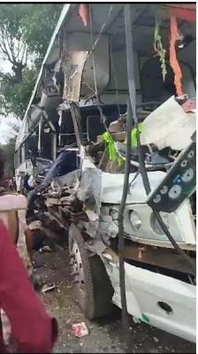 देखें VIDEO : ट्रक ने बस को मारी टक्कर,  10 यात्री जख्मी