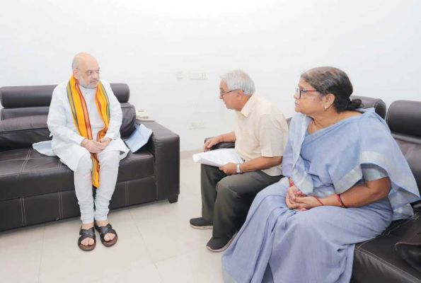 शहीद कर्नल विप्लव त्रिपाठी के माता-पिता से मिले केन्द्रीय गृहमंत्री