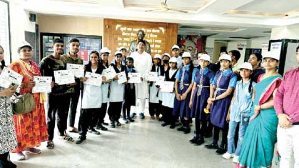 सफाई मित्र, स्वच्छता दीदी और विद्यार्थियों को प्रमाणपत्र