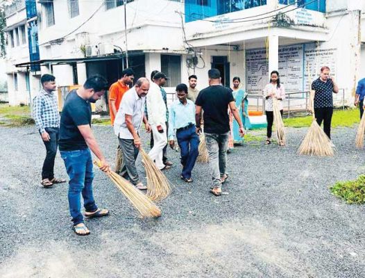 रामानुजगंज में स्वच्छता पखवाड़ा अभियान में अधिकारी-कर्मचारियों ने की साफ-सफाई, स्वच्छता का दिया संदेश